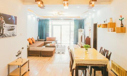 a living room with a table and a couch at Wuhan Wuchang·Chuhe Han Street· Locals Apartment 00004640 in Wuhan
