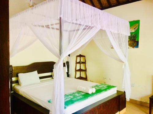 Katil atau katil-katil dalam bilik di Lakromo Amed Homestay