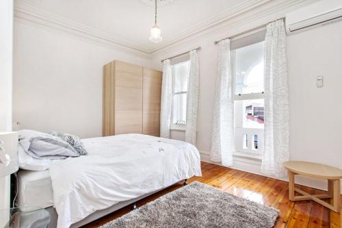 una camera bianca con letto e tavolo di The Crofts a Melbourne