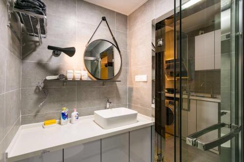 武漢的住宿－武漢市武昌區·群星城·路客精品公寓·00121940，一间带水槽和镜子的浴室
