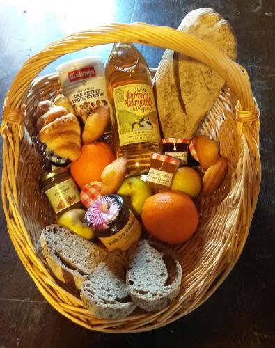 a basket filled with different types of bread andectarines at Roulotte-Quinta La Grange d Emile in Blandas