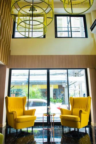 A seating area at GN Luxury Hostel