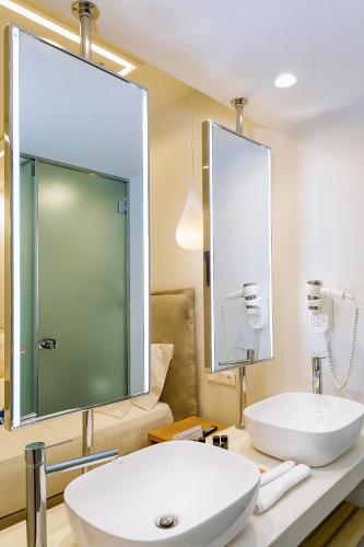 Un baño de Samian Mare Hotel, Suites & Spa