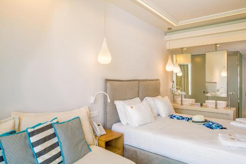 Una cama o camas en una habitación de Samian Mare Hotel, Suites & Spa