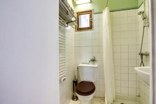 une salle de bain avec toilettes et lavabo dans l'établissement Apartment Tour Eiffel by Weekome, à Paris