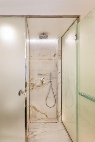 Un baño de Samian Mare Hotel, Suites & Spa