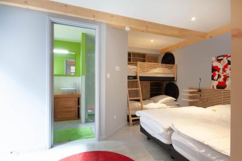1 dormitorio con 2 camas y 1 dormitorio con litera en PERCE NEIGE 1ER, en Morzine