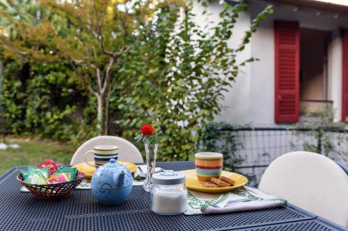 una mesa azul con un plato de comida. en Little Garden House, en Cernobbio