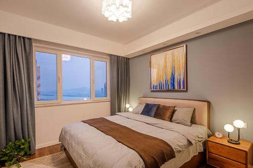 מיטה או מיטות בחדר ב-Changsha Kaifu·Beichen Delta· Locals Apartment 00150040