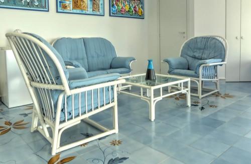 two chairs and a coffee table in a room at Villa Doris in Fontane Bianche