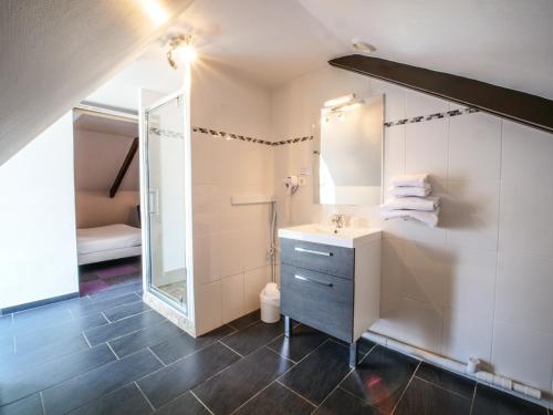La salle de bains est pourvue d'un lavabo et d'un miroir. dans l'établissement Hôtel Inn Design Resto Novo Sablé, à Sablé-sur-Sarthe