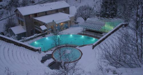 une maison avec une piscine couverte de neige dans l'établissement Chez Vivi, à Ria