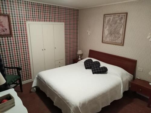 カプリーノ・ヴェロネーゼにあるCasa Del Capitelloのベッドルーム1室(ベッド1台、白黒の毛布付)