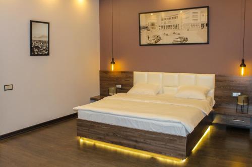  Moscow Boutique Hotel -  Chambre  photo :   Tea/Coffee maker    Minibar    Shower                           