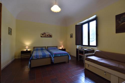 ミーロにあるMilo La Torreのベッドルーム1室(ベッド1台、ソファ、窓付)