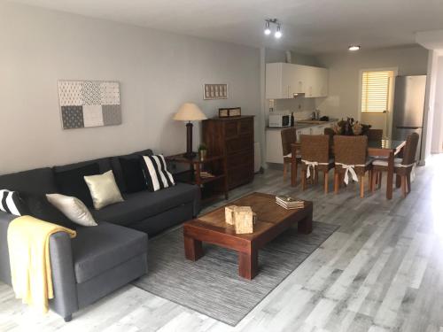 een woonkamer met een bank en een tafel bij Campello Mistral in El Campello