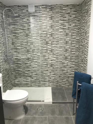 a bathroom with a toilet and a shower at Campello Mistral in El Campello