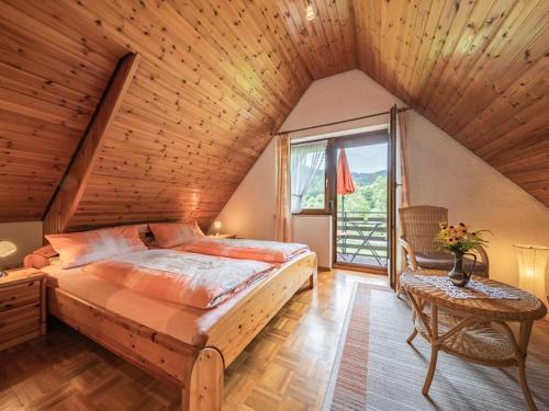 1 dormitorio con cama y ventana grande en Kornbauernhof, en Oberharmersbach