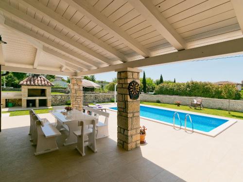 Πισίνα στο ή κοντά στο Villa Angela by Interhome