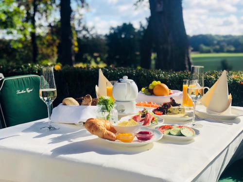 a white table with food and glasses of wine at Landhaus Eggert in Münster