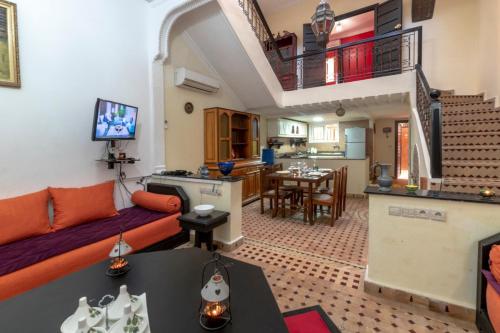 マラケシュにあるRiad Noureddineの広いリビングルーム(ソファ付)、キッチンが備わります。