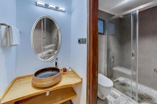 Koupelna v ubytování Risus Garden Marina Hotel