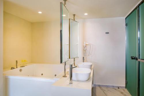 Un baño de Samian Mare Hotel, Suites & Spa