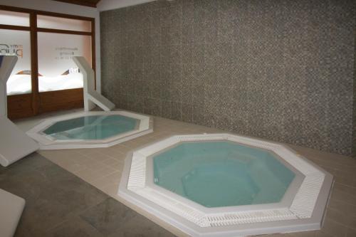 two jacuzzi tubs in a hotel room at Time to Ski - Porthos in Sainte-Foy-Tarentaise