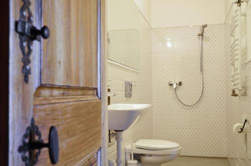 a bathroom with a toilet and a sink and a shower at Bagolyvár Fogadó- Újfalusy Márton Vendégház in Zirc