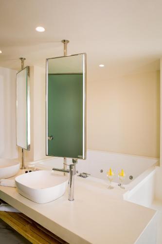 Un baño de Samian Mare Hotel, Suites & Spa