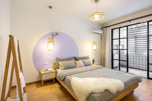 1 dormitorio con cama grande y ventana grande en Changsha Furong·Changsha Railway Station· Locals Apartment 00159160, en Changsha
