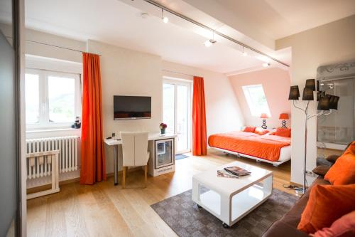 uma sala de estar com uma cama e um sofá em Gästehaus & Weingut Clüsserath-Weiler em Trittenheim