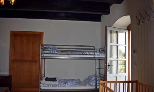 a room with two bunk beds and a window at Bagolyvár Fogadó- Újfalusy Márton Vendégház in Zirc