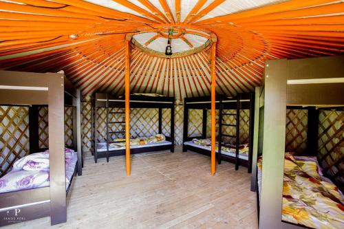 Ένα ή περισσότερα κρεβάτια σε δωμάτιο στο Bakonyi Camping