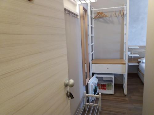 Zimmer mit einem Schrank mit einer Leiter und einem Schreibtisch in der Unterkunft A.J. B&B in Lesina