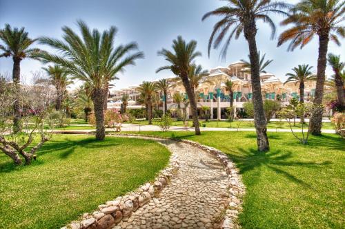 a path in a park with palm trees at Hasdrubal Prestige Thalassa & Spa Djerba in Triffa