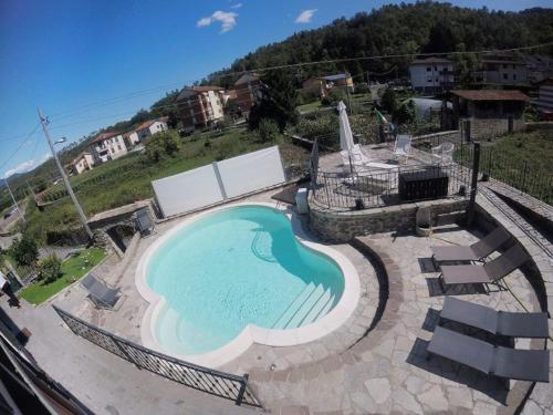 ein großer Pool in der Mitte eines Gartens in der Unterkunft Villa Paola - Cinque Terre unica! pool e AC! in Pignone