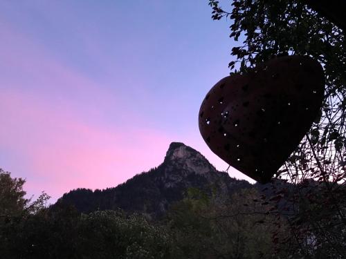 a heart in front of a mountain at sunset at Ferienwohnungen im Lüftlmalereck, Mussldomahaus in Oberammergau