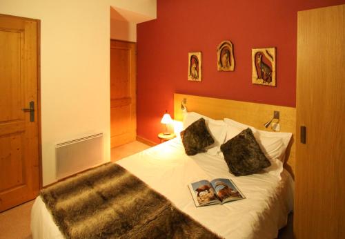 サント・フォア・タロンテーズにあるTime to Ski - Aramisのベッドルーム1室(ベッド1台、本2冊付)