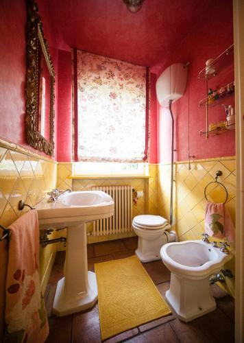 a bathroom with a sink and a toilet at Villa Paola - Cinque Terre unica! pool e AC! in Pignone