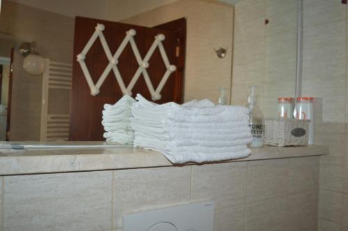 - une pile de serviettes sur un comptoir dans la salle de bains dans l'établissement Casa dei Lavatoi Pitigliano, à Pitigliano