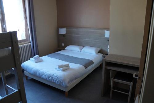 サン・ジャン・ド・モンにあるHotel Pinedeのベッドルーム1室(ベッド1台、タオル2枚付)