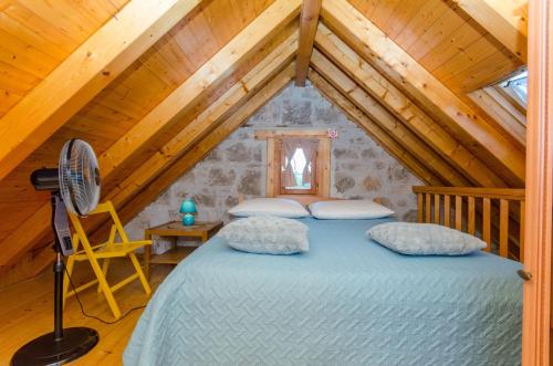 ein Schlafzimmer mit einem Bett im Dachgeschoss in der Unterkunft Stone Rose in Center in Split