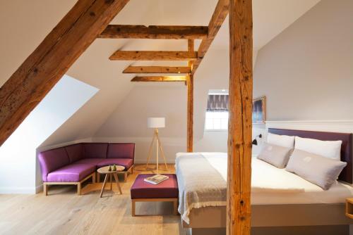 Säng eller sängar i ett rum på Schulhaus Hotel