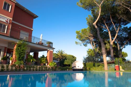 The swimming pool at or close to Residenza Campus Roma