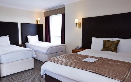מיטה או מיטות בחדר ב-Raven Hotel by Greene King Inns