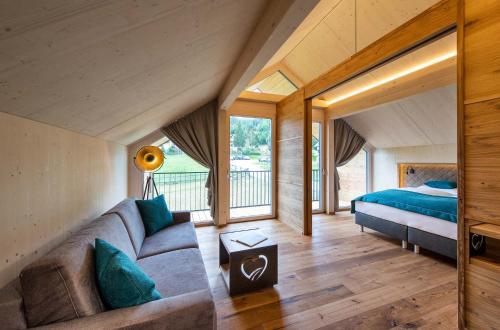 ein Schlafzimmer mit einem Sofa und einem Bett in einem Zimmer in der Unterkunft Haus Christophorus in Mariapfarr