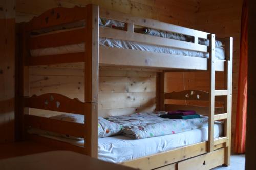 2 lits superposés dans une cabane en rondins dans l'établissement Chalet La Rose, à Montriond