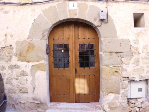 uma porta de madeira no lado de um edifício de pedra em Casa Sigüenza em Sigüenza