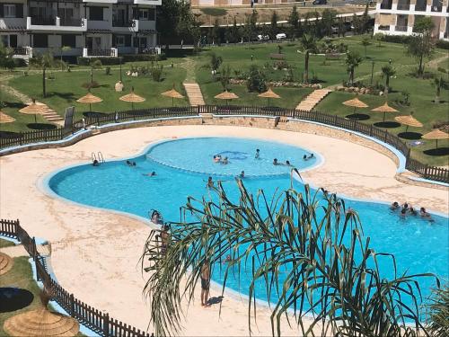 una vista aérea de una piscina con gente en ella en Mirador Golf, en Cabo Negro